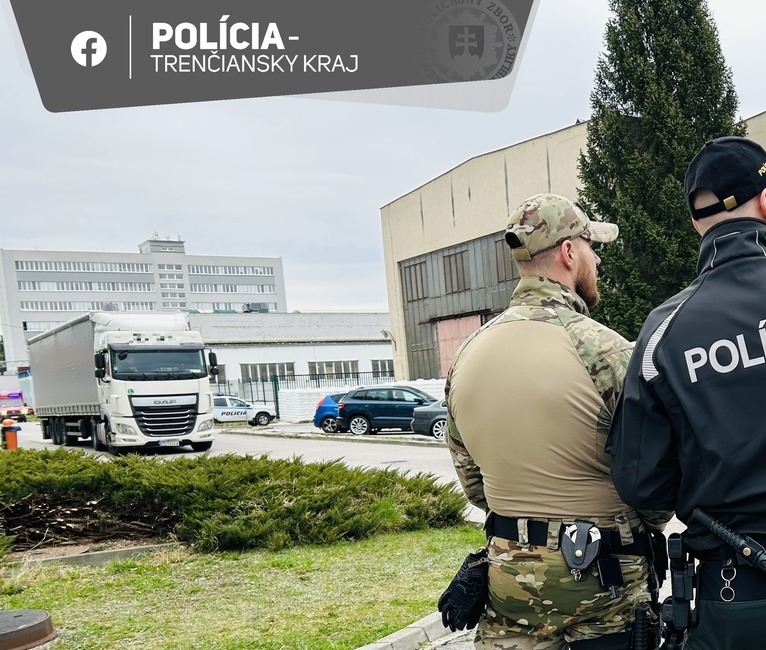 FOTO: Nahlásená bomba v dubnickom závode. Zamestnanci utekali dierou v plote, foto 6