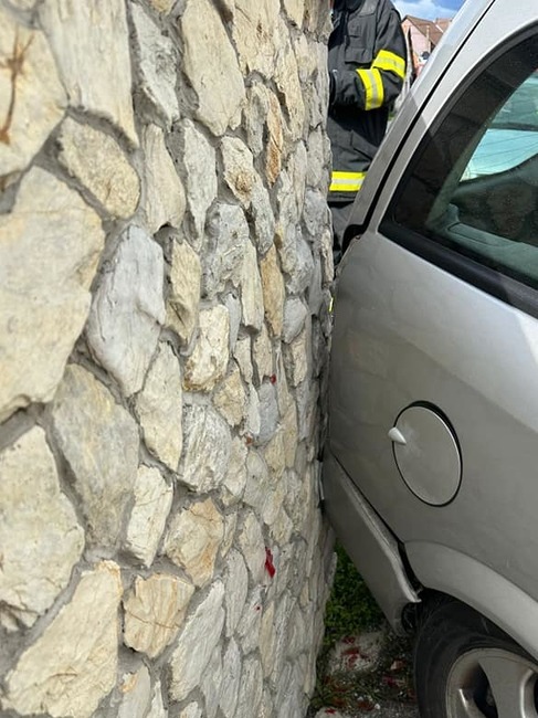 FOTO: V Nitrianskom Pravne narazilo auto do betónového stĺpu. Na mieste zasahovali všetky záchranné zložky, foto 2