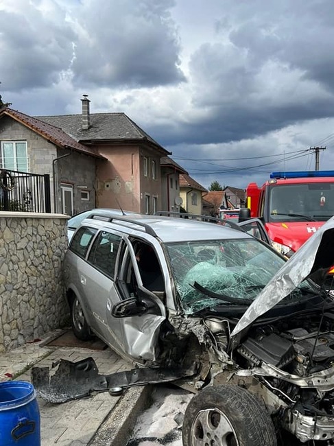FOTO: V Nitrianskom Pravne narazilo auto do betónového stĺpu. Na mieste zasahovali všetky záchranné zložky, foto 3