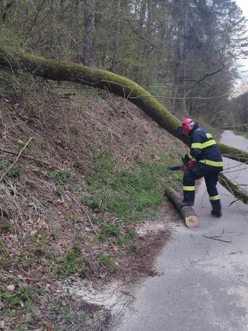 FOTO: Netradičná „ranná rozcvička“ dobrovoľných hasičov v Opatovej. Na pomoc si ich zavolali mestskí policajti, foto 4