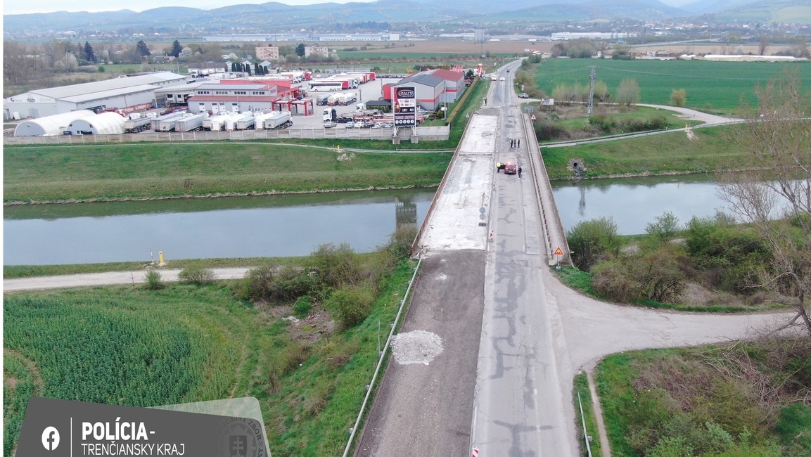 FOTO: Vodiči pozor: Most na „panelke“ pri obci Veľké Bierovce doslúžil. Je úplne uzavretý, foto 1