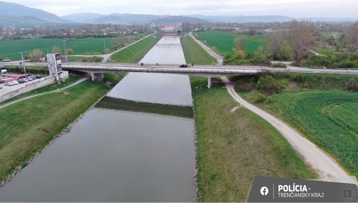 FOTO: Vodiči pozor: Most na „panelke“ pri obci Veľké Bierovce doslúžil. Je úplne uzavretý, foto 2