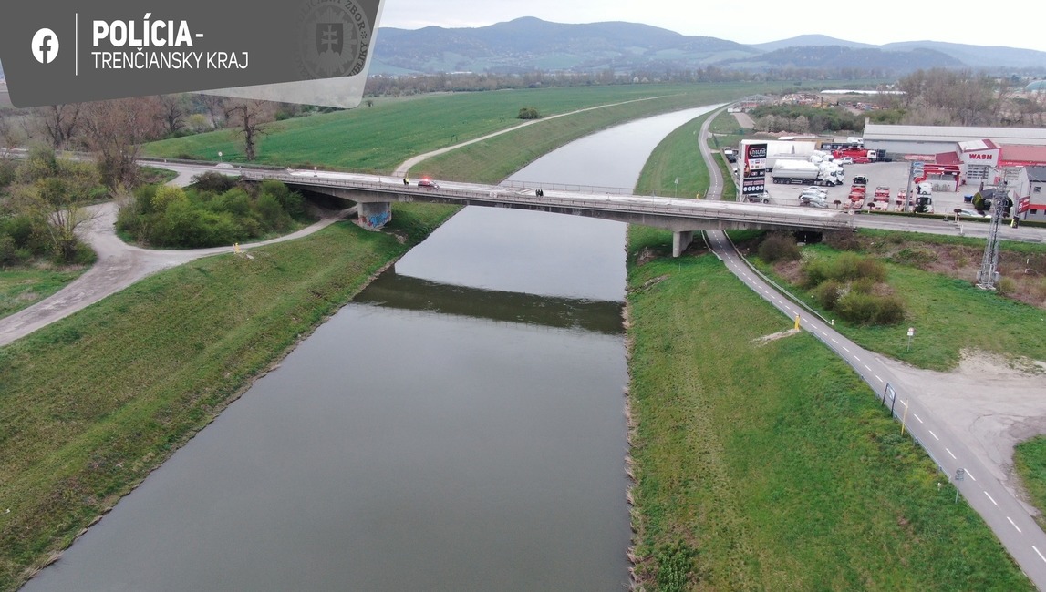 FOTO: Vodiči pozor: Most na „panelke“ pri obci Veľké Bierovce doslúžil. Je úplne uzavretý, foto 3