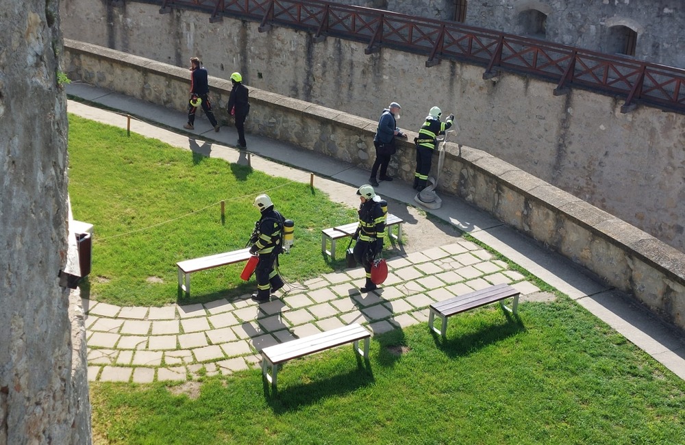 FOTO: Cvičný zásah hasičov na Trenčianskom hrade, foto 3