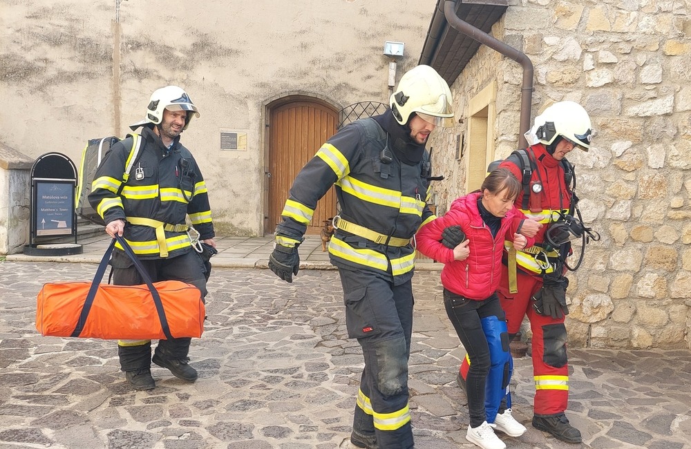 FOTO: Cvičný zásah hasičov na Trenčianskom hrade, foto 1