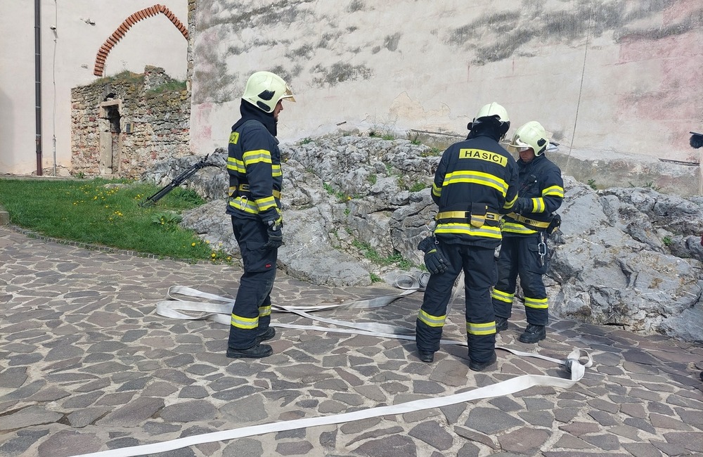FOTO: Cvičný zásah hasičov na Trenčianskom hrade, foto 12