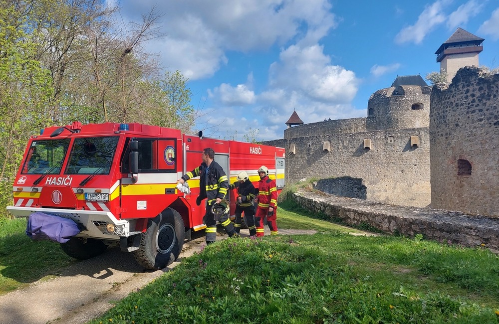 FOTO: Cvičný zásah hasičov na Trenčianskom hrade, foto 13