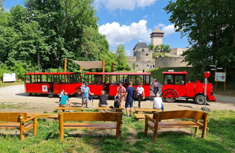 FOTO: Romantický začiatok sezóny. Obľúbeným vláčikom v Trenčíne sa odviezli prví svadobčania, foto 1