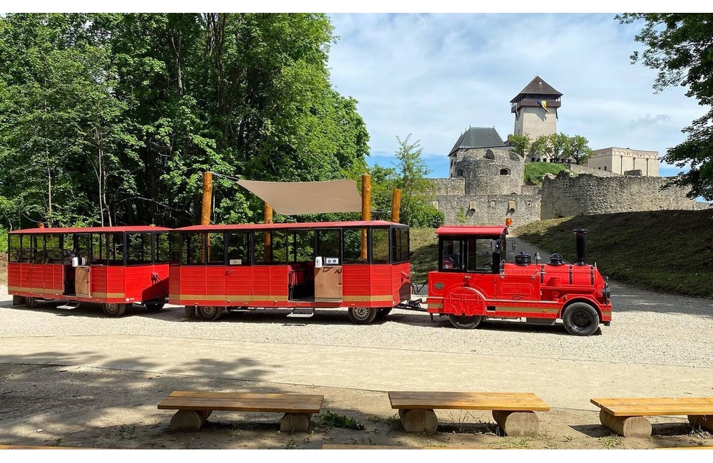 FOTO: Romantický začiatok sezóny. Obľúbeným vláčikom v Trenčíne sa odviezli prví svadobčania, foto 2