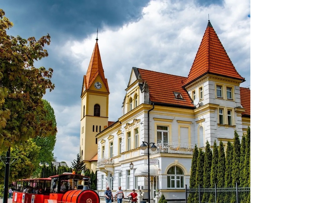 FOTO: Romantický začiatok sezóny. Obľúbeným vláčikom v Trenčíne sa odviezli prví svadobčania, foto 5