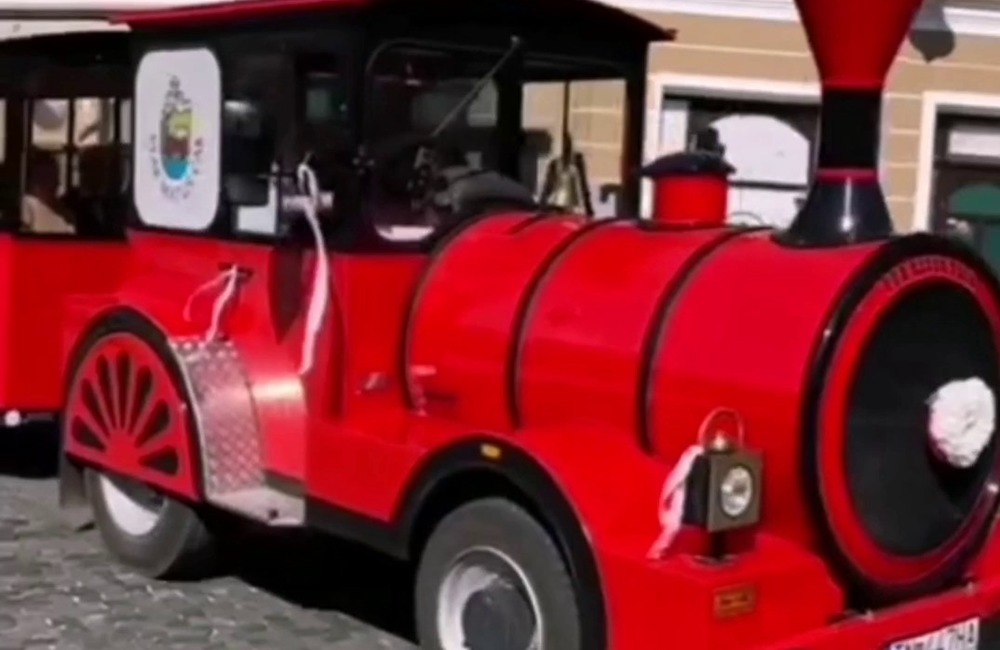 FOTO: Romantický začiatok sezóny. Obľúbeným vláčikom v Trenčíne sa odviezli prví svadobčania, foto 6