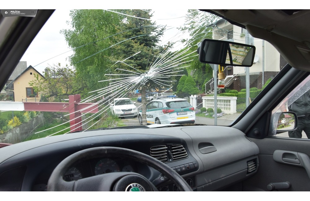 FOTO: Podguráženému vodičovi sa v Nemšovej neuhlo zábradlie. Skončil rovno v ňom , foto 4