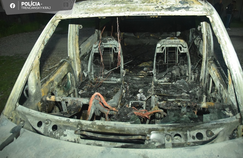 FOTO: Vrátili sa do Košece nekalé praktiky 90. rokov? Horeli tam  autá pohrebnej služby, foto 2