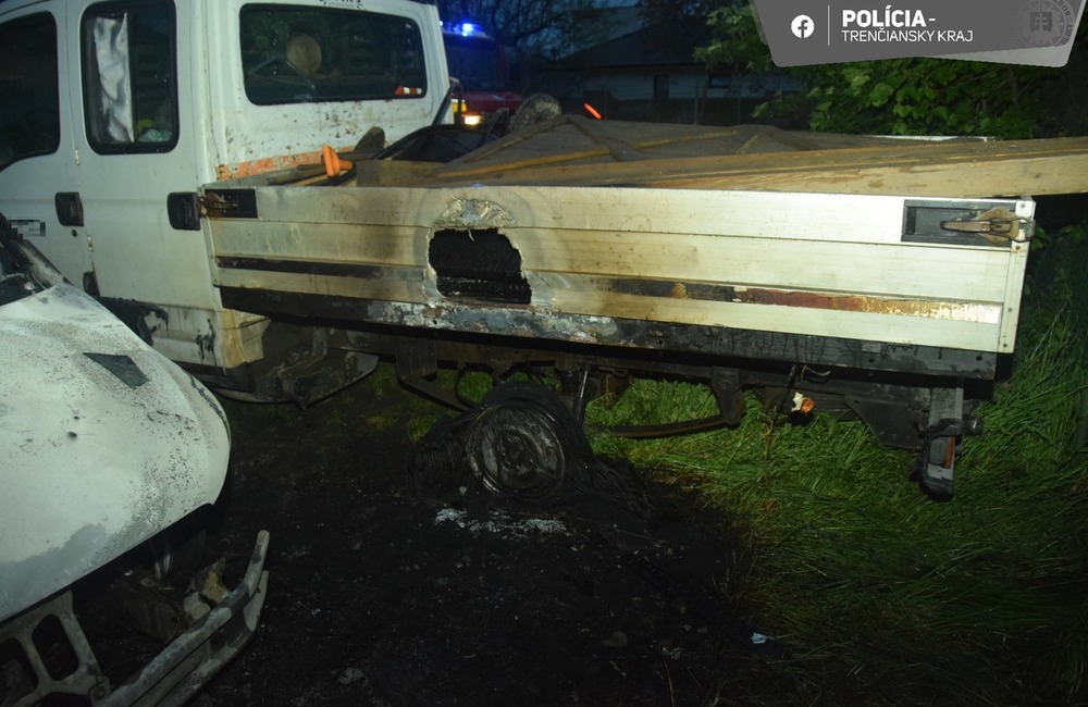 FOTO: Vrátili sa do Košece nekalé praktiky 90. rokov? Horeli tam  autá pohrebnej služby, foto 3