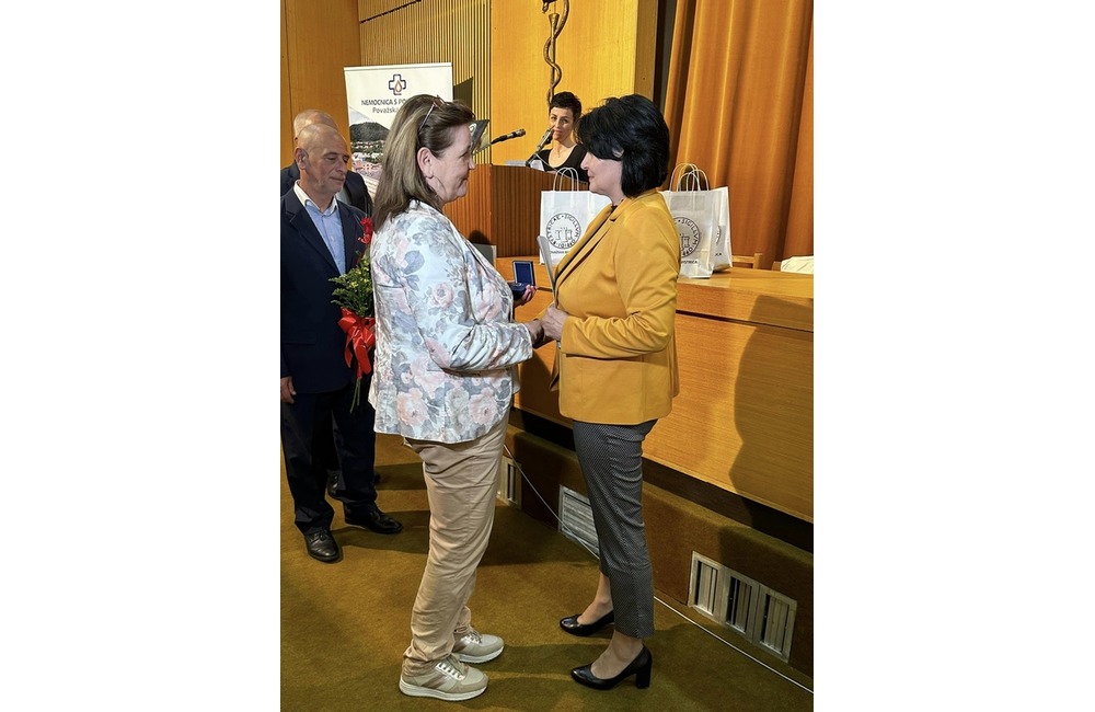 FOTO: Ocenené zdravotné sestry a pôrodné asistentky z považskobystrickej nemocnice, foto 3