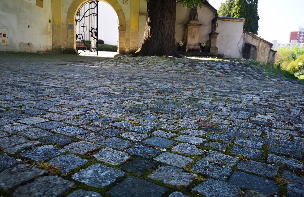 FOTO: Po čom Novomešťania kráčali? Osud vzácnych dlažobných kociek je už spečatený, foto 6