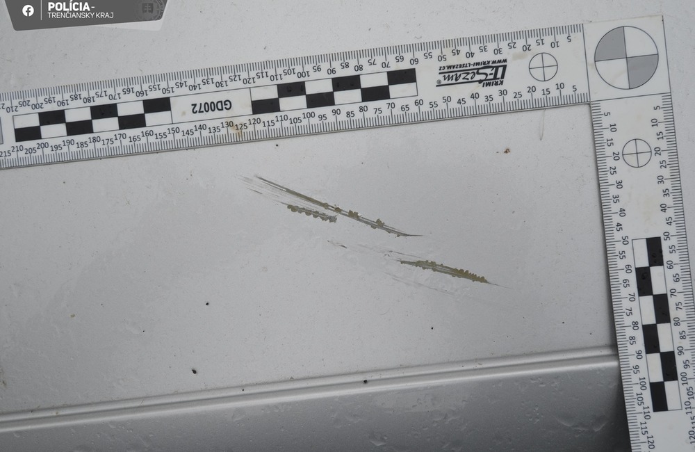 FOTO: Na soka v láske si mladík v Uhrovci netrúfol. Svoj hnev si vybil na jeho odparkovanom aute, foto 1