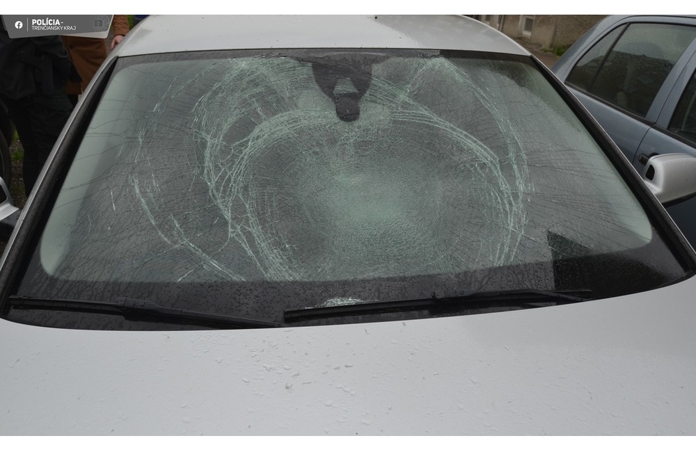 FOTO: Na soka v láske si mladík v Uhrovci netrúfol. Svoj hnev si vybil na jeho odparkovanom aute, foto 2