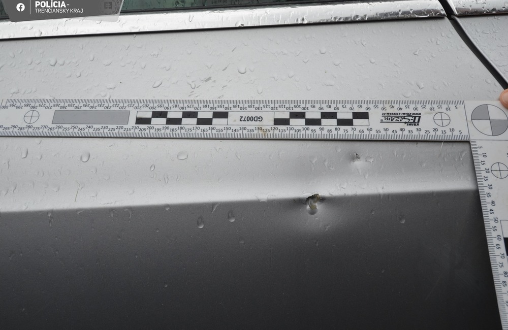 FOTO: Na soka v láske si mladík v Uhrovci netrúfol. Svoj hnev si vybil na jeho odparkovanom aute, foto 3