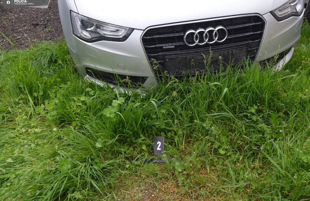 FOTO: Na soka v láske si mladík v Uhrovci netrúfol. Svoj hnev si vybil na jeho odparkovanom aute, foto 4