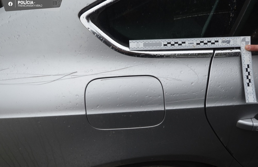 FOTO: Na soka v láske si mladík v Uhrovci netrúfol. Svoj hnev si vybil na jeho odparkovanom aute, foto 5