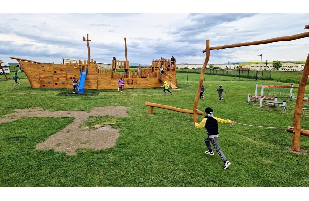 FOTO: Najmenší Partizánčania majú vlastnú loď. Vybudovali ju na trinástom detskom ihrisku v meste, foto 1