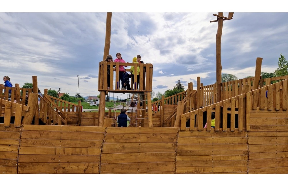 FOTO: Najmenší Partizánčania majú vlastnú loď. Vybudovali ju na trinástom detskom ihrisku v meste, foto 2