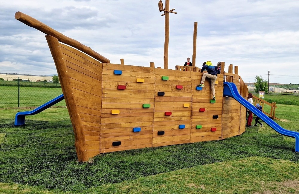 FOTO: Najmenší Partizánčania majú vlastnú loď. Vybudovali ju na trinástom detskom ihrisku v meste, foto 3
