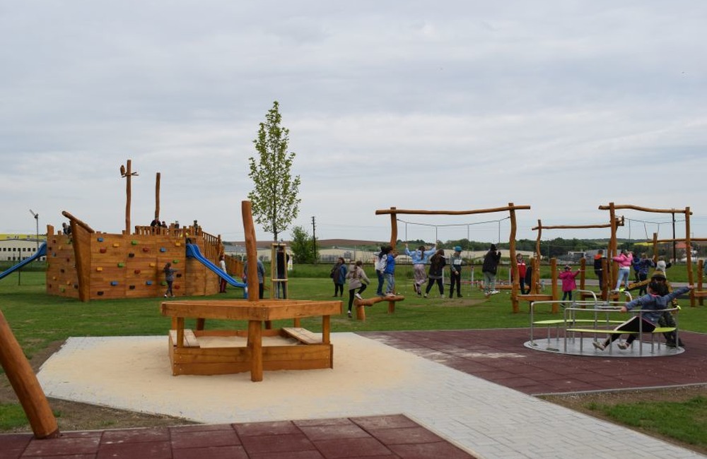 FOTO: Najmenší Partizánčania majú vlastnú loď. Vybudovali ju na trinástom detskom ihrisku v meste, foto 4