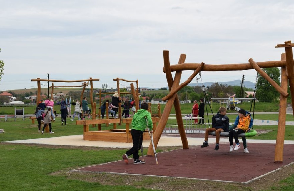 FOTO: Najmenší Partizánčania majú vlastnú loď. Vybudovali ju na trinástom detskom ihrisku v meste, foto 6