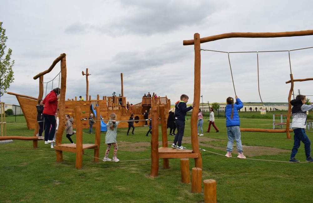 FOTO: Najmenší Partizánčania majú vlastnú loď. Vybudovali ju na trinástom detskom ihrisku v meste, foto 7