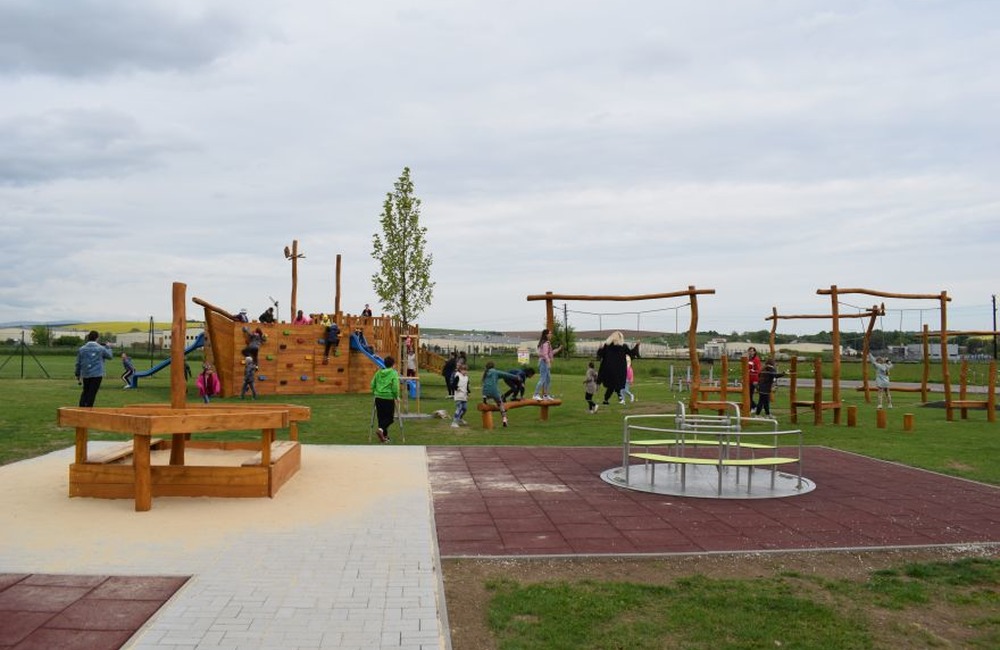 FOTO: Najmenší Partizánčania majú vlastnú loď. Vybudovali ju na trinástom detskom ihrisku v meste, foto 8