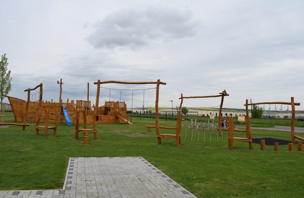 FOTO: Najmenší Partizánčania majú vlastnú loď. Vybudovali ju na trinástom detskom ihrisku v meste, foto 9