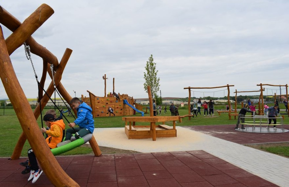 FOTO: Najmenší Partizánčania majú vlastnú loď. Vybudovali ju na trinástom detskom ihrisku v meste, foto 11