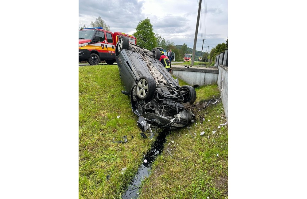 FOTO: V Kľačne skončilo auto na streche. Zasahovali tam všetky záchranné zložky, foto 1