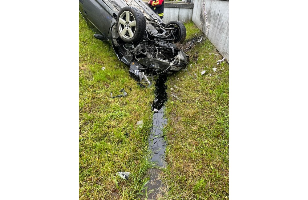 FOTO: V Kľačne skončilo auto na streche. Zasahovali tam všetky záchranné zložky, foto 2