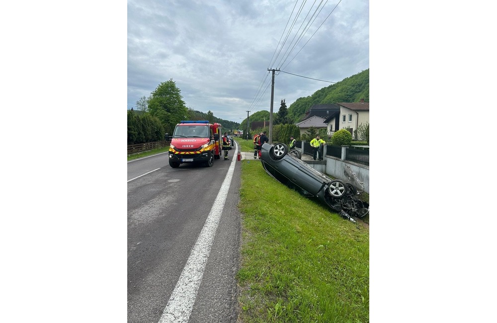 FOTO: V Kľačne skončilo auto na streche. Zasahovali tam všetky záchranné zložky, foto 3