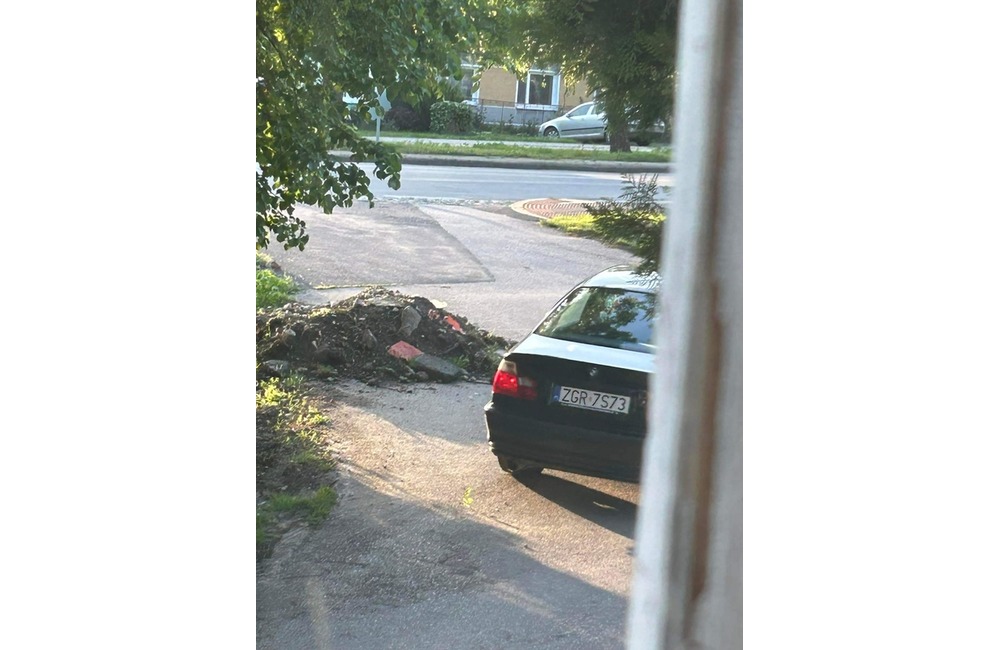 FOTO: Polícia chytila páchateľov, ktorí ukradli peňaženku z auta, foto 2