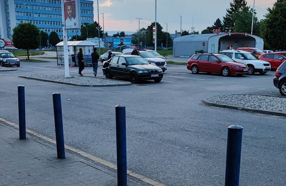 FOTO: Polícia chytila páchateľov, ktorí ukradli peňaženku z auta, foto 3