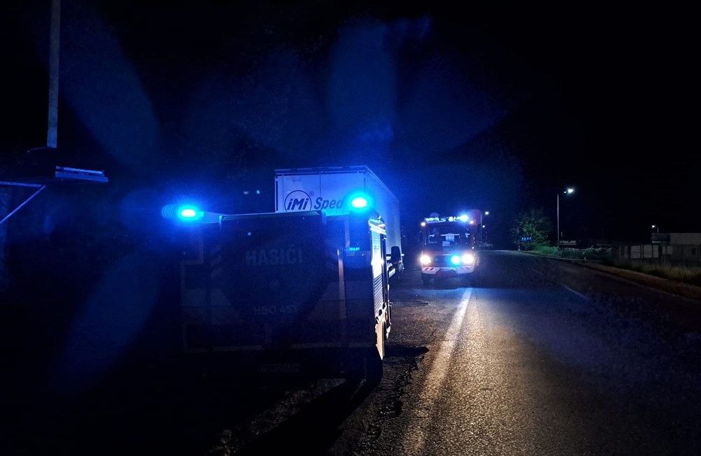 FOTO: Po krádeži nafty v Pravenci museli zasahovať hasiči. Zlodeji-babráci spôsobili hotovú ekologickú katastrofu, foto 1