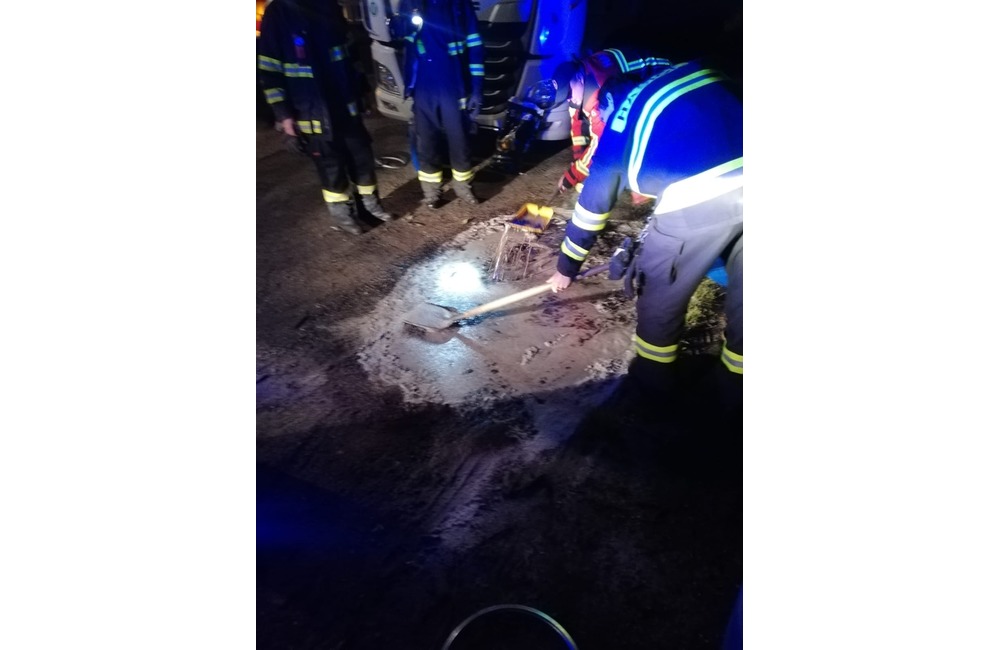 FOTO: Po krádeži nafty v Pravenci museli zasahovať hasiči. Zlodeji-babráci spôsobili hotovú ekologickú katastrofu, foto 3