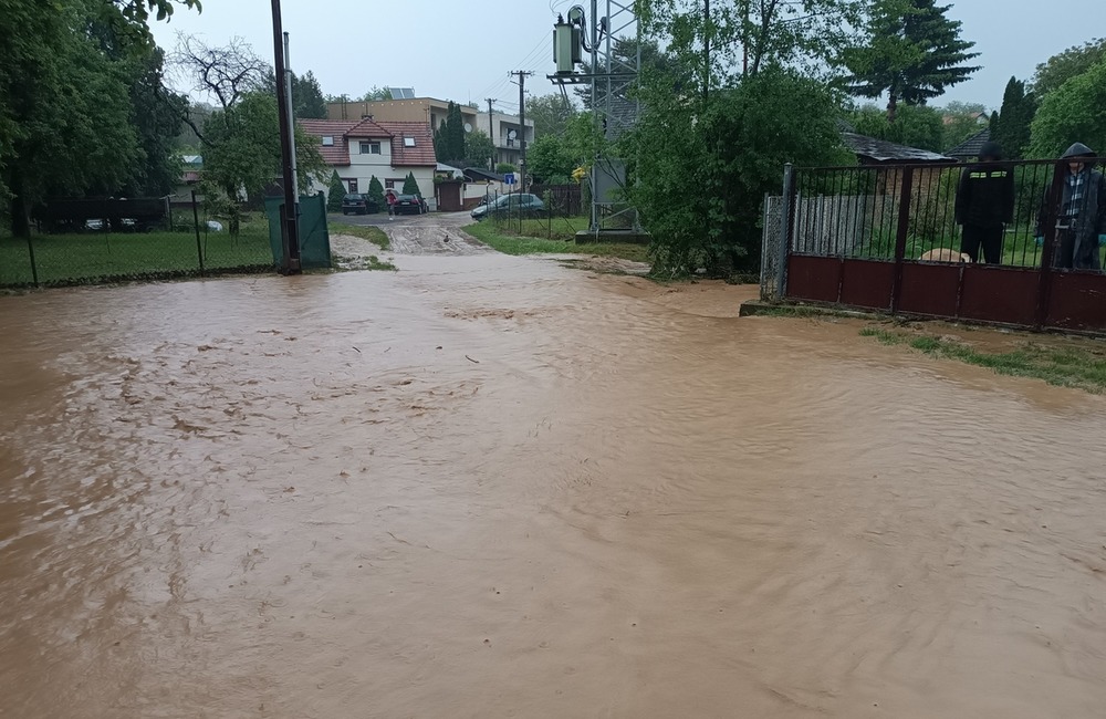 FOTO: Počasie potrápilo niekoľko obcí na Považí aj v utorok. Hasiči mali plné ruky práce, foto 3