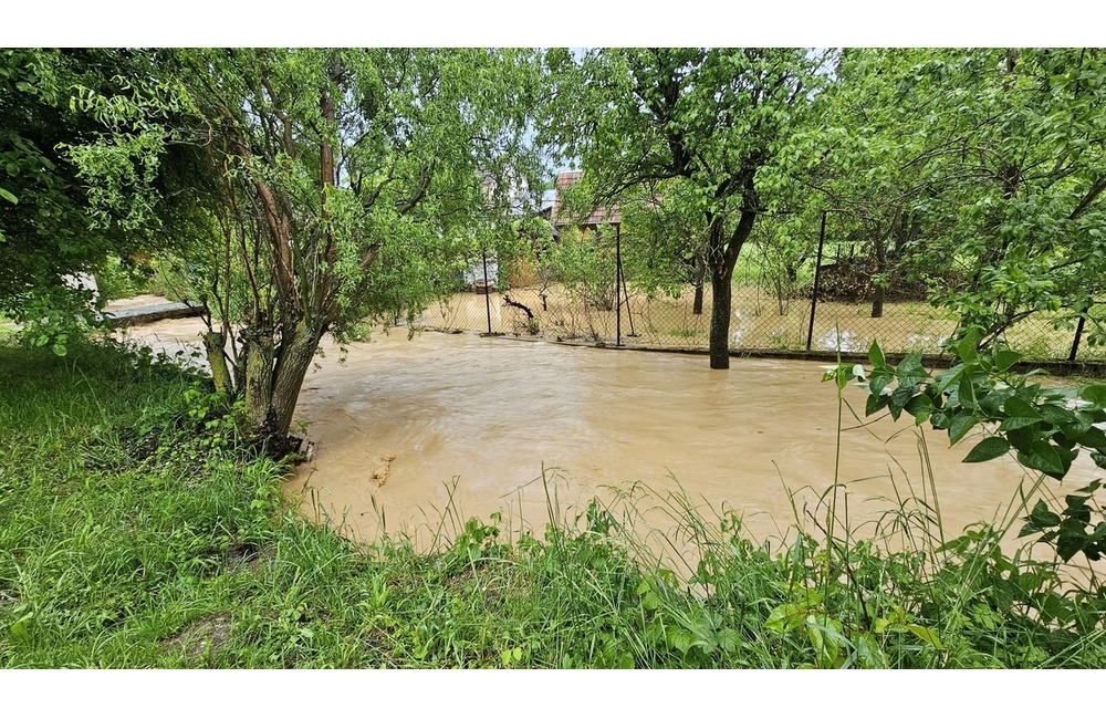 FOTO: Počasie potrápilo niekoľko obcí na Považí aj v utorok. Hasiči mali plné ruky práce, foto 4