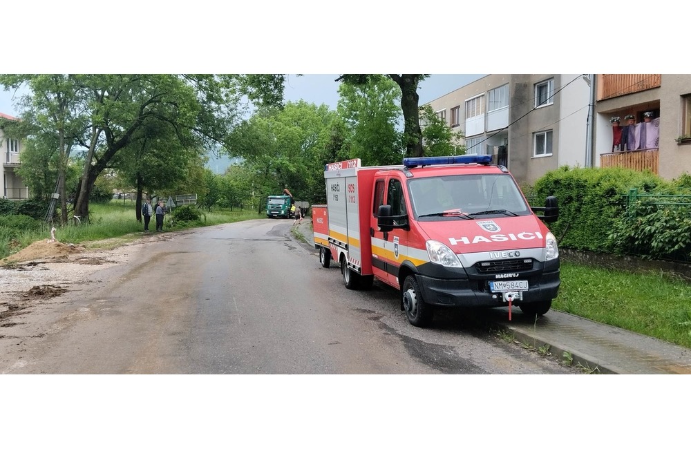 FOTO: Počasie potrápilo niekoľko obcí na Považí aj v utorok. Hasiči mali plné ruky práce, foto 5