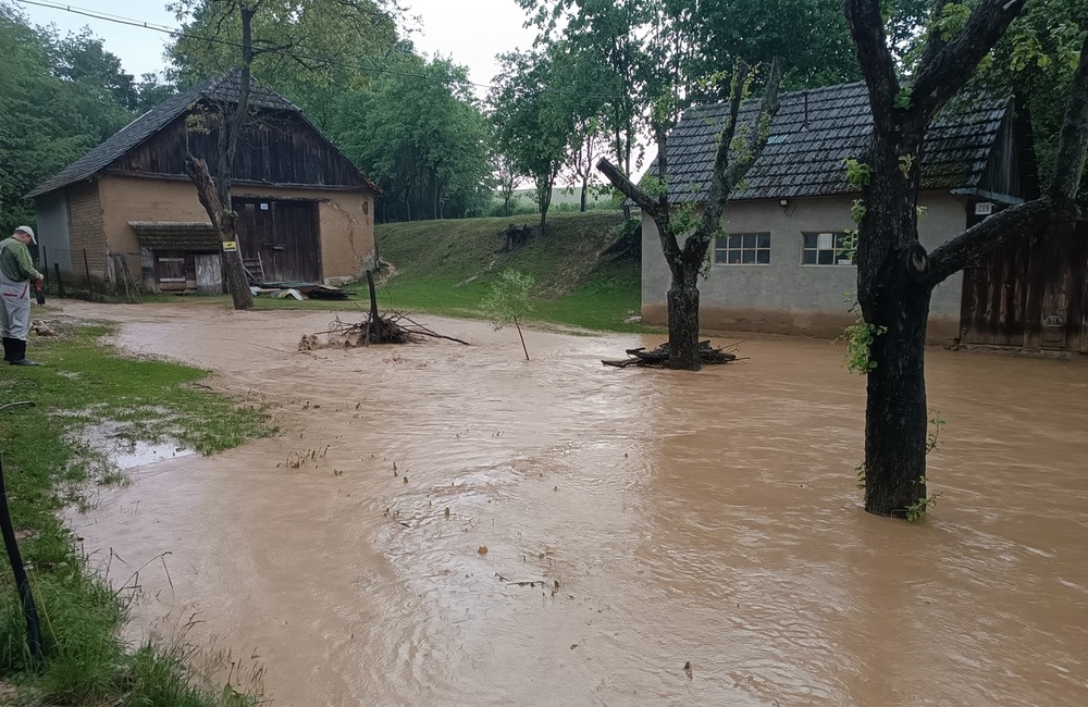 FOTO: Počasie potrápilo niekoľko obcí na Považí aj v utorok. Hasiči mali plné ruky práce, foto 7