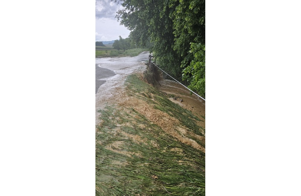 FOTO: Počasie potrápilo niekoľko obcí na Považí aj v utorok. Hasiči mali plné ruky práce, foto 8