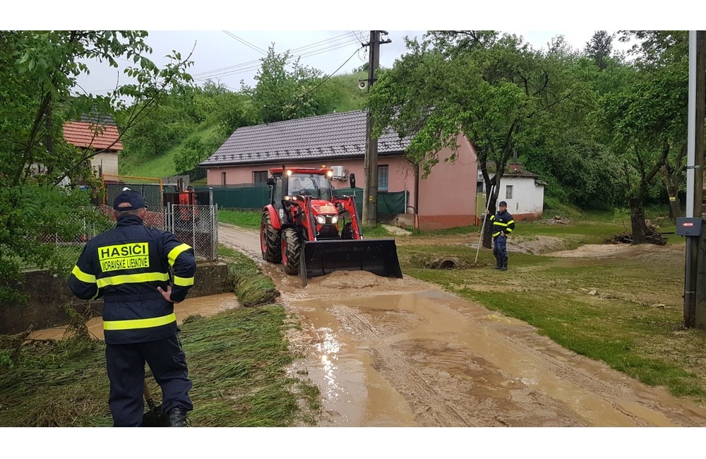 FOTO: Počasie potrápilo niekoľko obcí na Považí aj v utorok. Hasiči mali plné ruky práce, foto 9