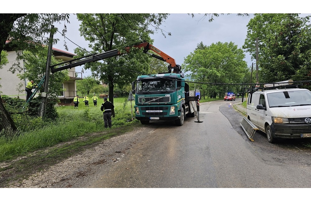 FOTO: Počasie potrápilo niekoľko obcí na Považí aj v utorok. Hasiči mali plné ruky práce, foto 11