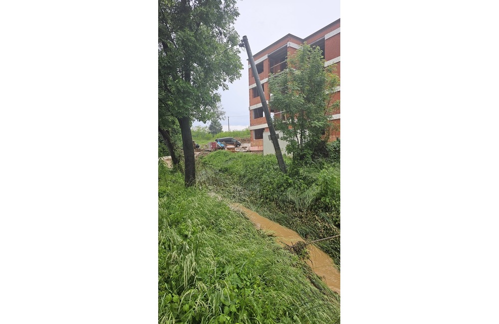 FOTO: Počasie potrápilo niekoľko obcí na Považí aj v utorok. Hasiči mali plné ruky práce, foto 12