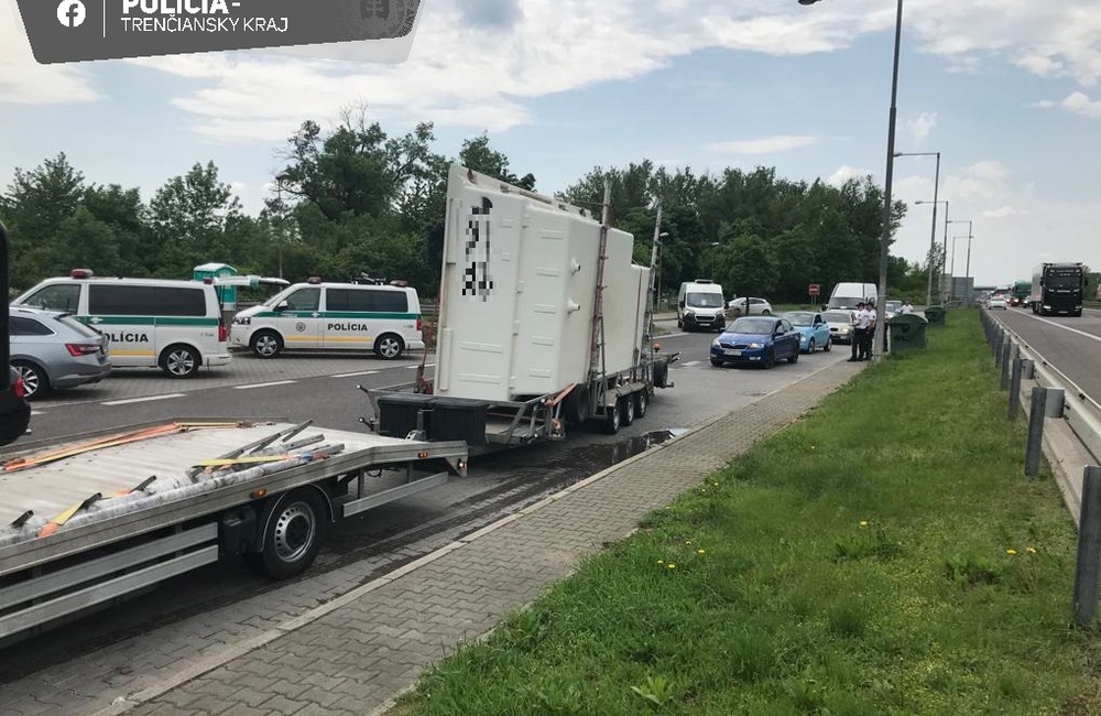 FOTO: Muži zákona si posvietili na vodičov. Na D1 pri Dubnici nad Váhom ich skontrolovali stovky, foto 1